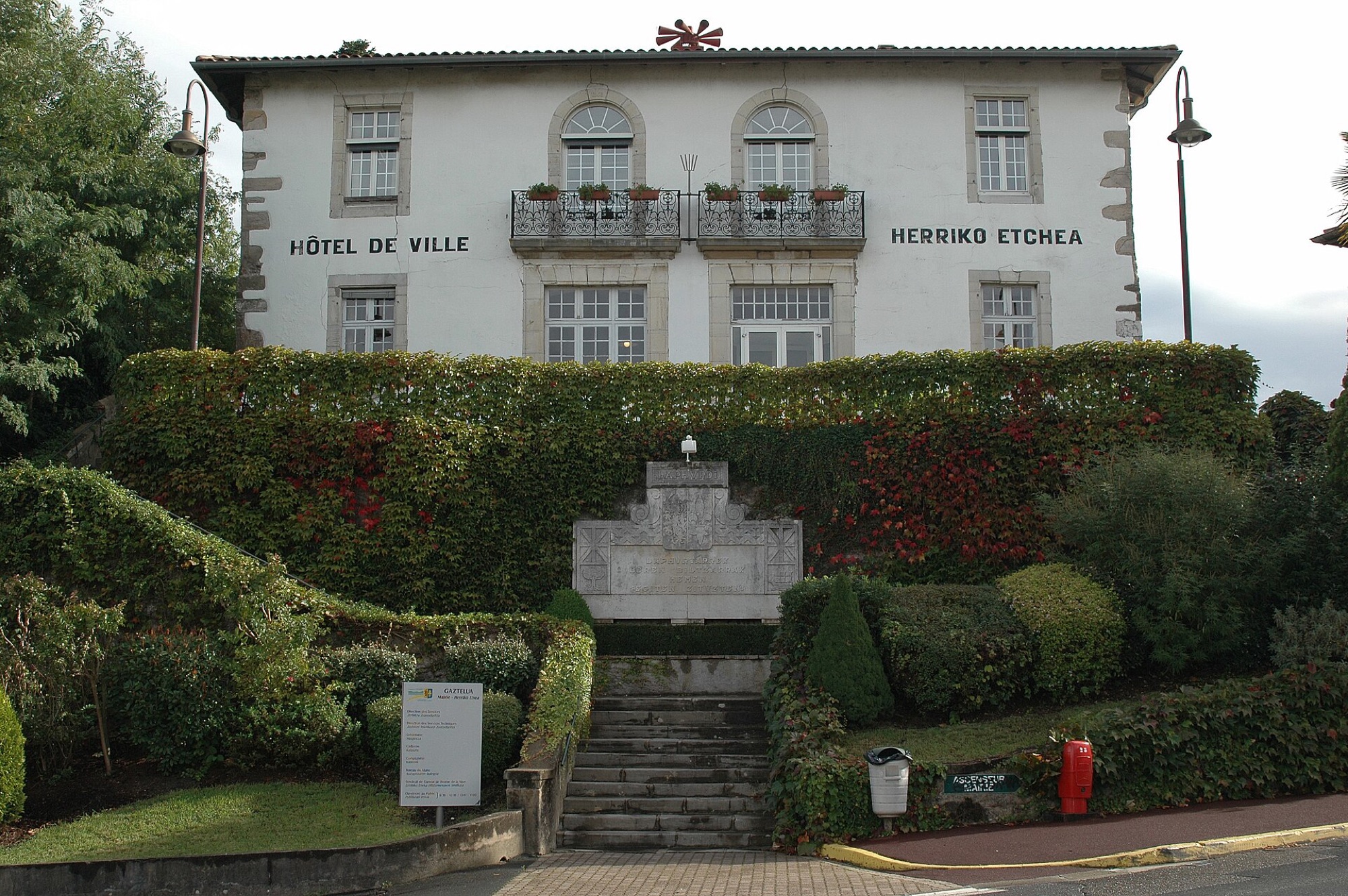 La mairie d'Ustaritz, Herriko Etchea